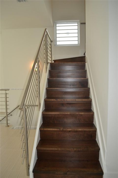 合同活跃: $4,100 (4 贝兹, 3 浴室, 2481 平方英尺)