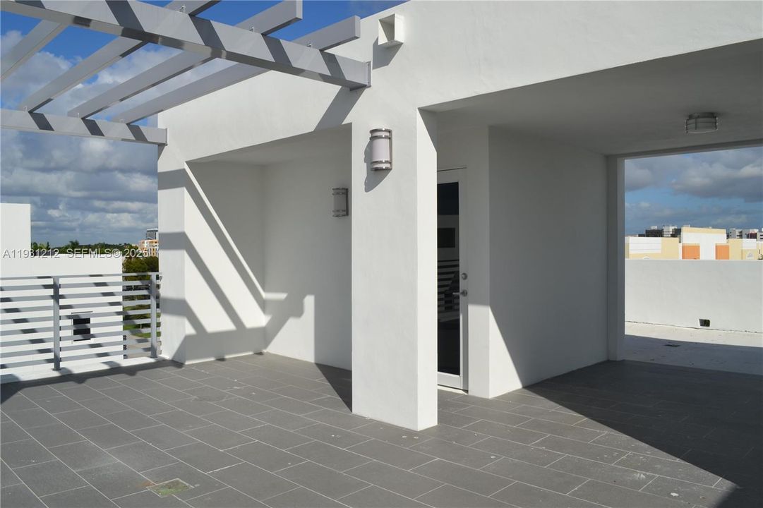 合同活跃: $4,100 (4 贝兹, 3 浴室, 2481 平方英尺)