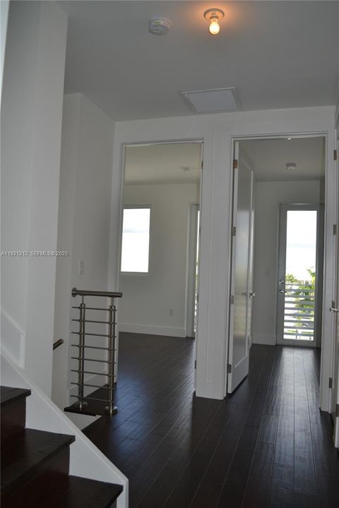 合同活跃: $4,100 (4 贝兹, 3 浴室, 2481 平方英尺)