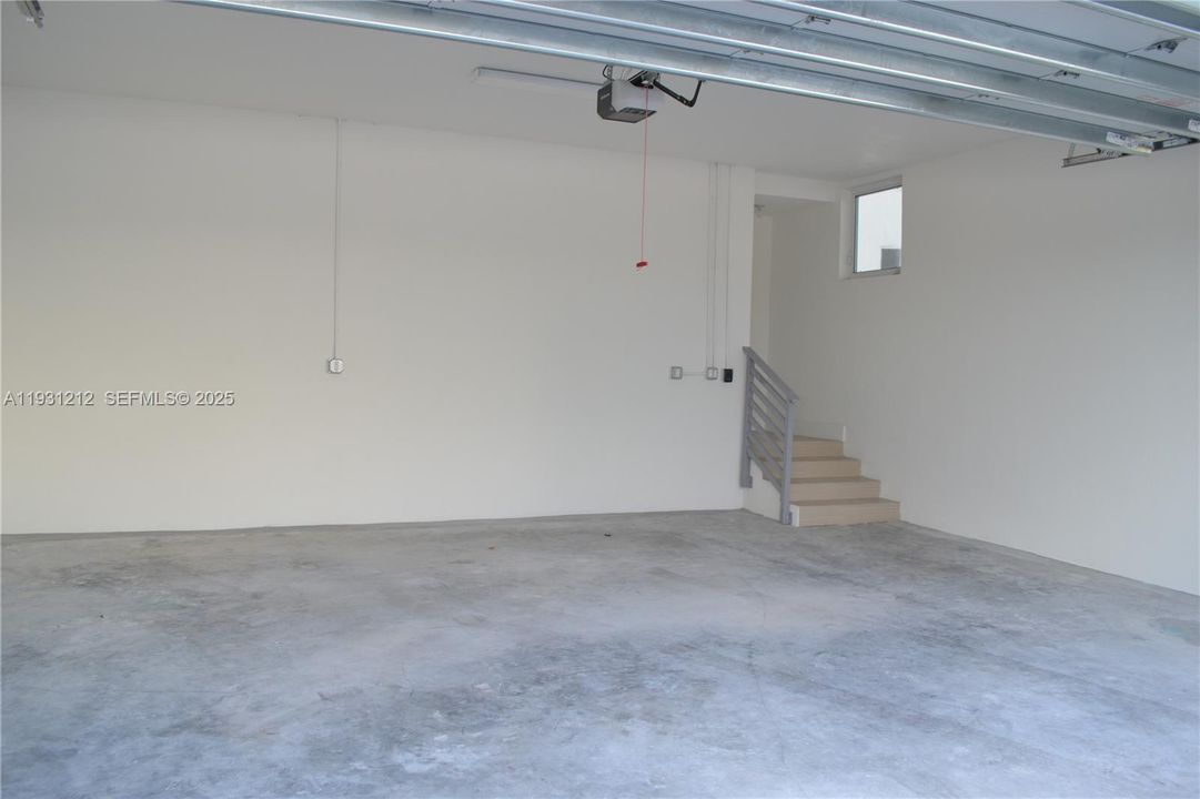 合同活跃: $4,100 (4 贝兹, 3 浴室, 2481 平方英尺)