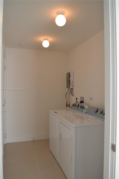 合同活跃: $4,100 (4 贝兹, 3 浴室, 2481 平方英尺)