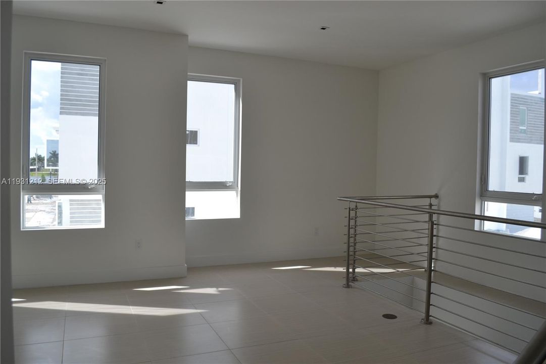 合同活跃: $4,100 (4 贝兹, 3 浴室, 2481 平方英尺)