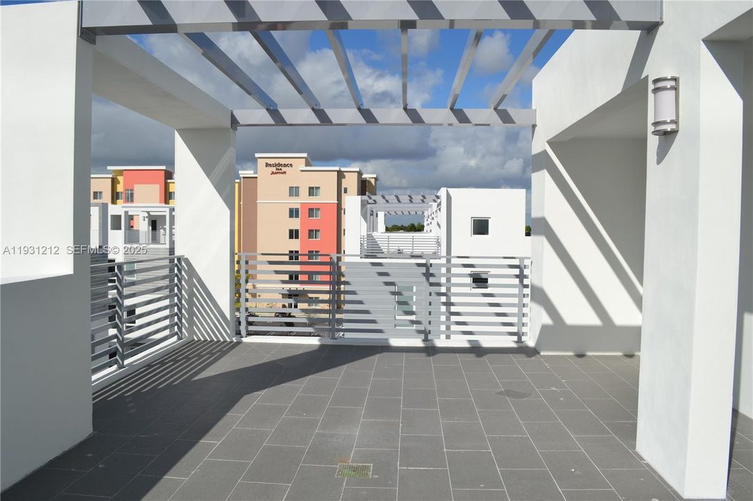 合同活跃: $4,100 (4 贝兹, 3 浴室, 2481 平方英尺)