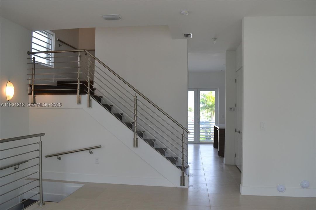 合同活跃: $4,100 (4 贝兹, 3 浴室, 2481 平方英尺)