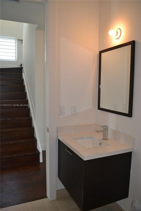 合同活跃: $4,100 (4 贝兹, 3 浴室, 2481 平方英尺)