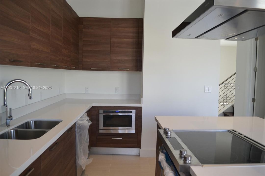 合同活跃: $4,100 (4 贝兹, 3 浴室, 2481 平方英尺)