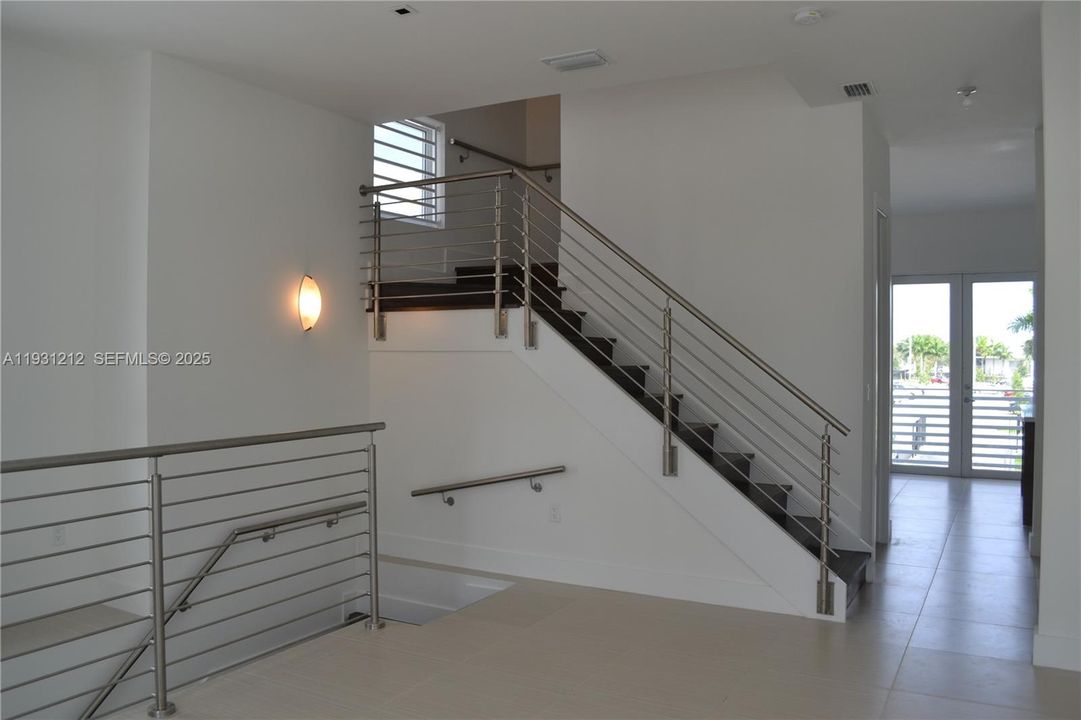 合同活跃: $4,100 (4 贝兹, 3 浴室, 2481 平方英尺)