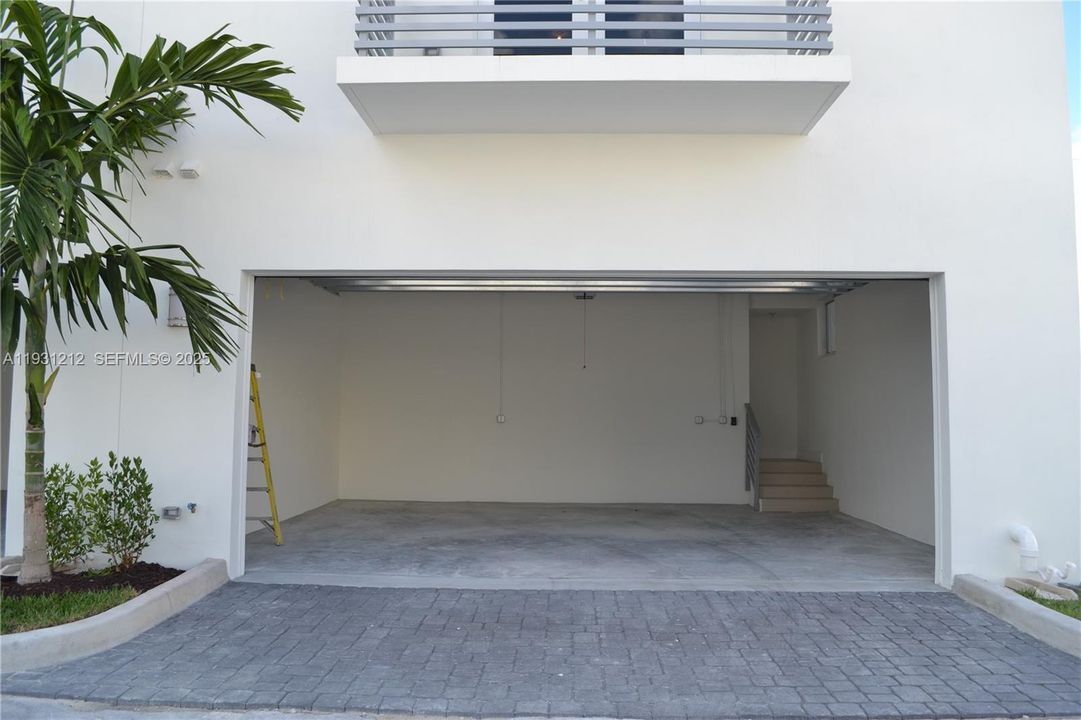 合同活跃: $4,100 (4 贝兹, 3 浴室, 2481 平方英尺)