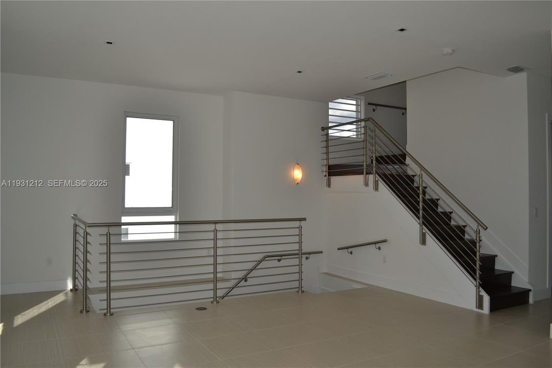 合同活跃: $4,100 (4 贝兹, 3 浴室, 2481 平方英尺)