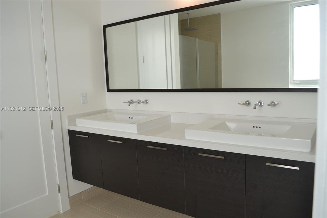 合同活跃: $4,100 (4 贝兹, 3 浴室, 2481 平方英尺)