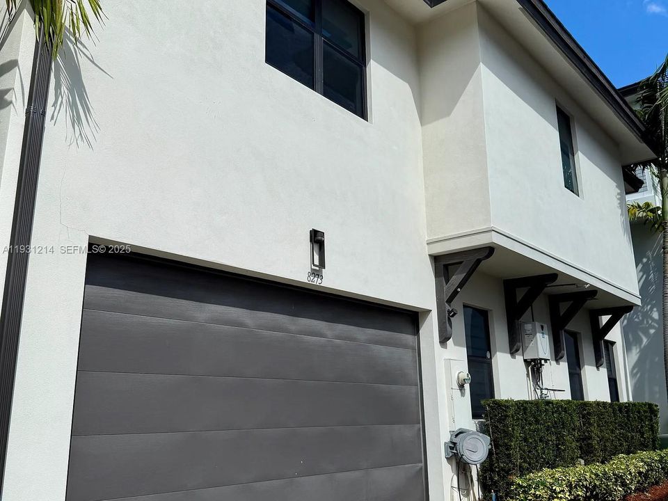 For Rent: $5,950 (3 beds, 3 baths, 2176 Square Feet)