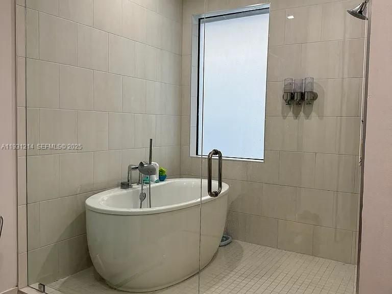 For Rent: $5,950 (3 beds, 3 baths, 2176 Square Feet)