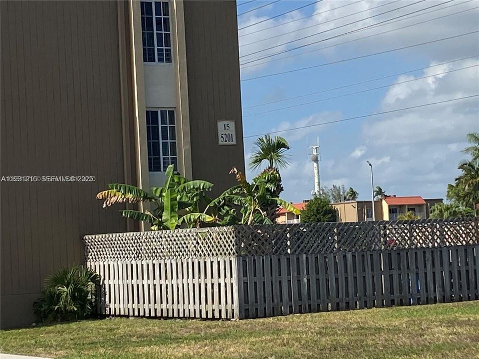 For Rent: $2,350 (2 beds, 2 baths, 1040 Square Feet)