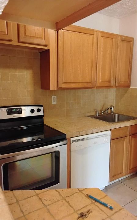 待售: $185,000 (1 贝兹, 1 浴室, 650 平方英尺)