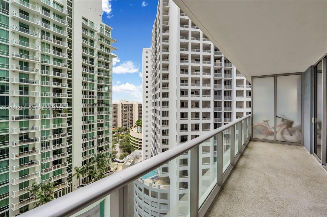 For Sale: $639,000 (1 beds, 1 baths, 701 Square Feet)