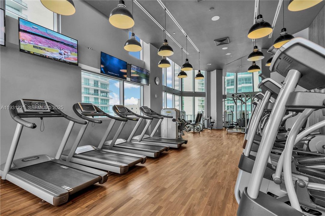 For Sale: $639,000 (1 beds, 1 baths, 701 Square Feet)