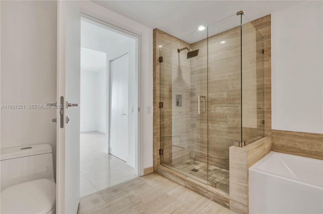 For Sale: $639,000 (1 beds, 1 baths, 701 Square Feet)