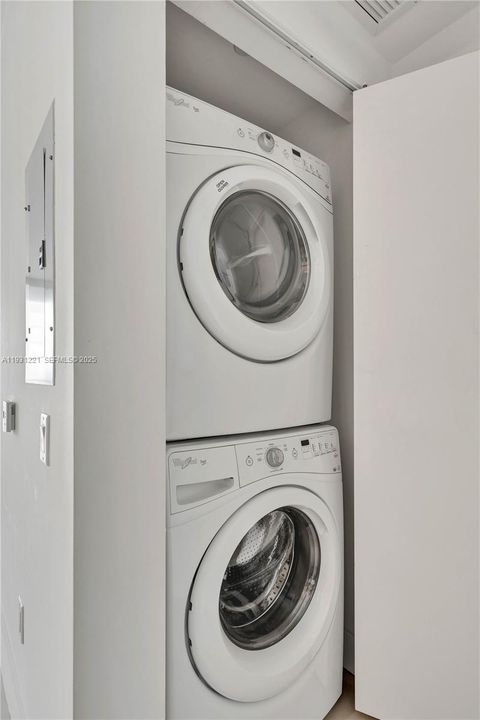 For Sale: $639,000 (1 beds, 1 baths, 701 Square Feet)