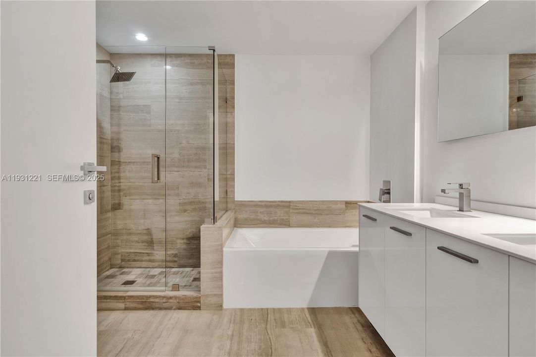 For Sale: $639,000 (1 beds, 1 baths, 701 Square Feet)