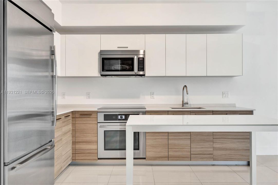 For Sale: $639,000 (1 beds, 1 baths, 701 Square Feet)