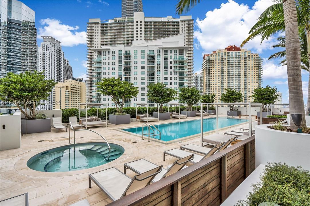 For Sale: $639,000 (1 beds, 1 baths, 701 Square Feet)