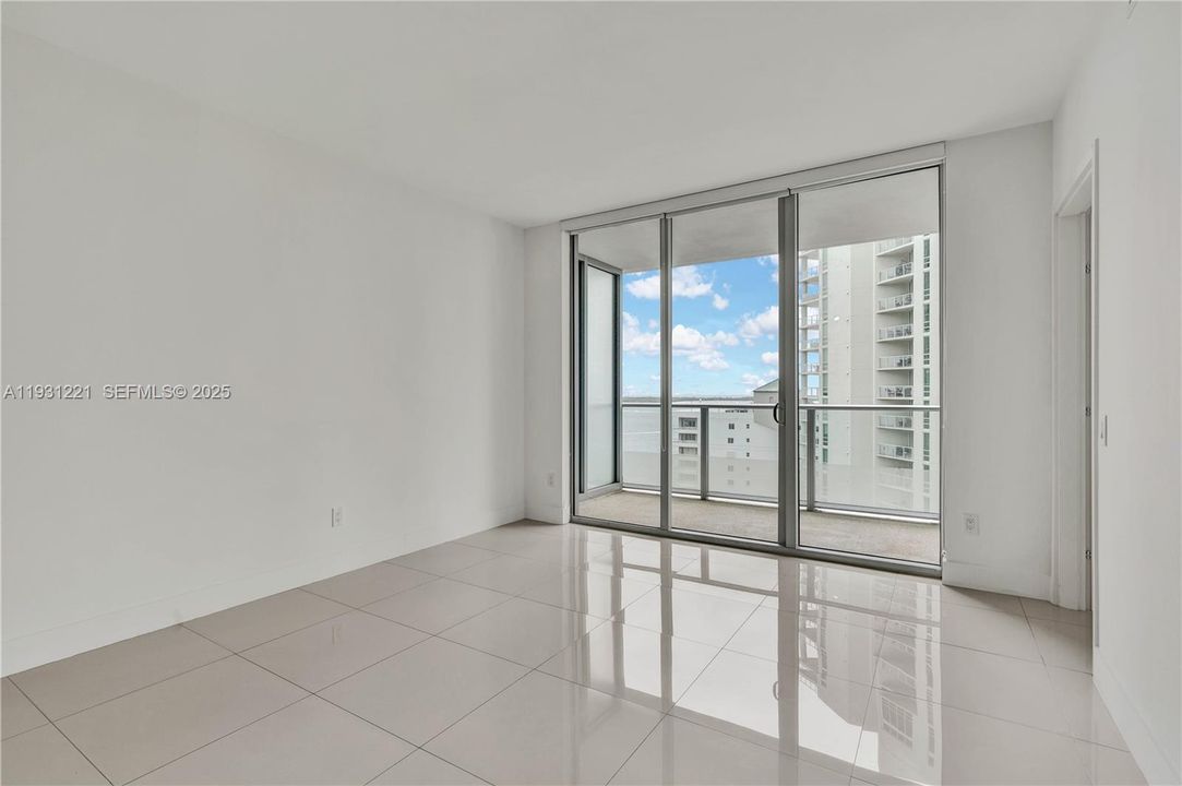 For Sale: $639,000 (1 beds, 1 baths, 701 Square Feet)