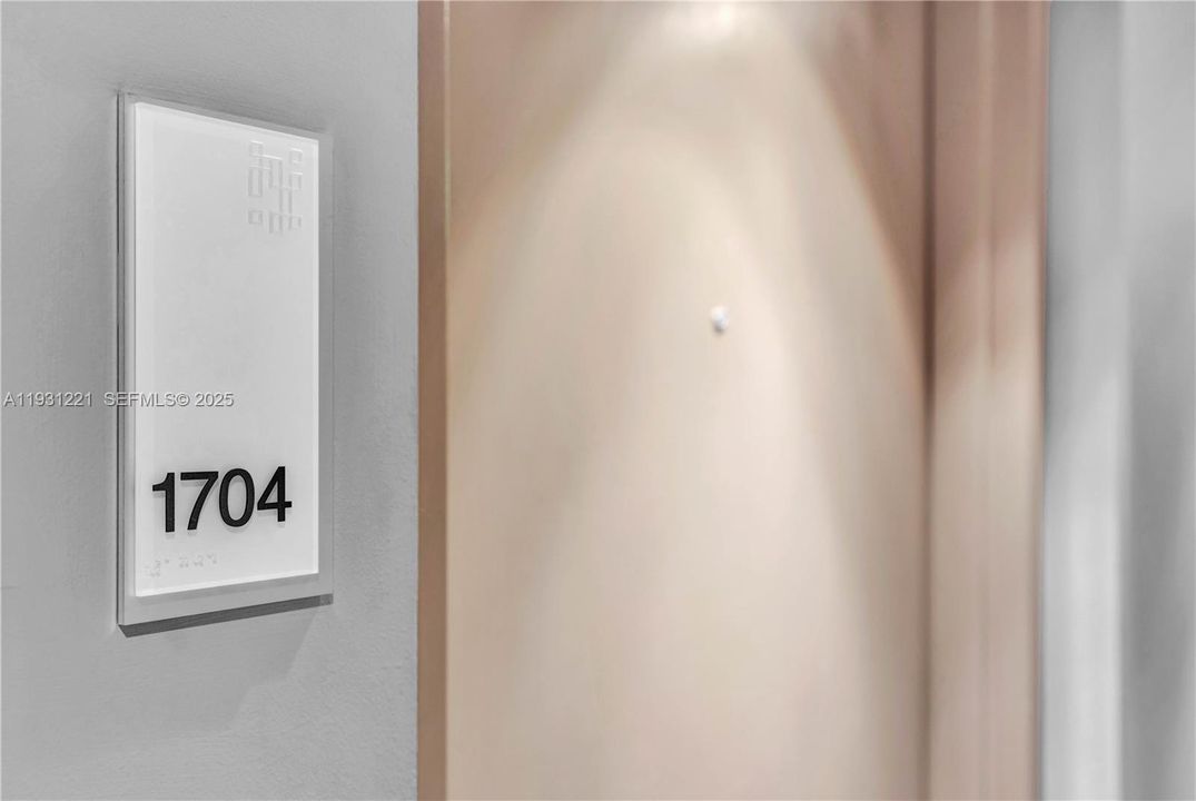 For Sale: $639,000 (1 beds, 1 baths, 701 Square Feet)