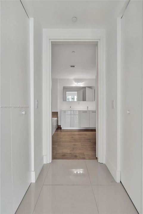 For Sale: $639,000 (1 beds, 1 baths, 701 Square Feet)