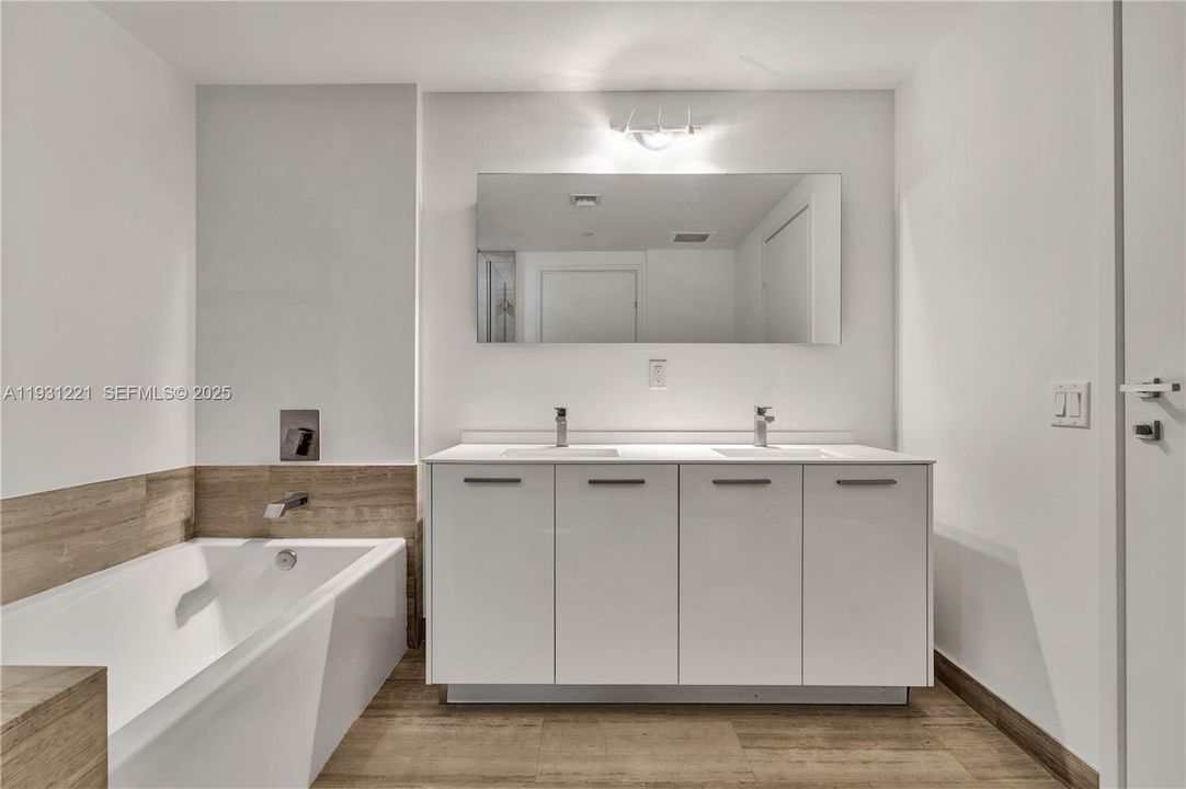 For Sale: $639,000 (1 beds, 1 baths, 701 Square Feet)