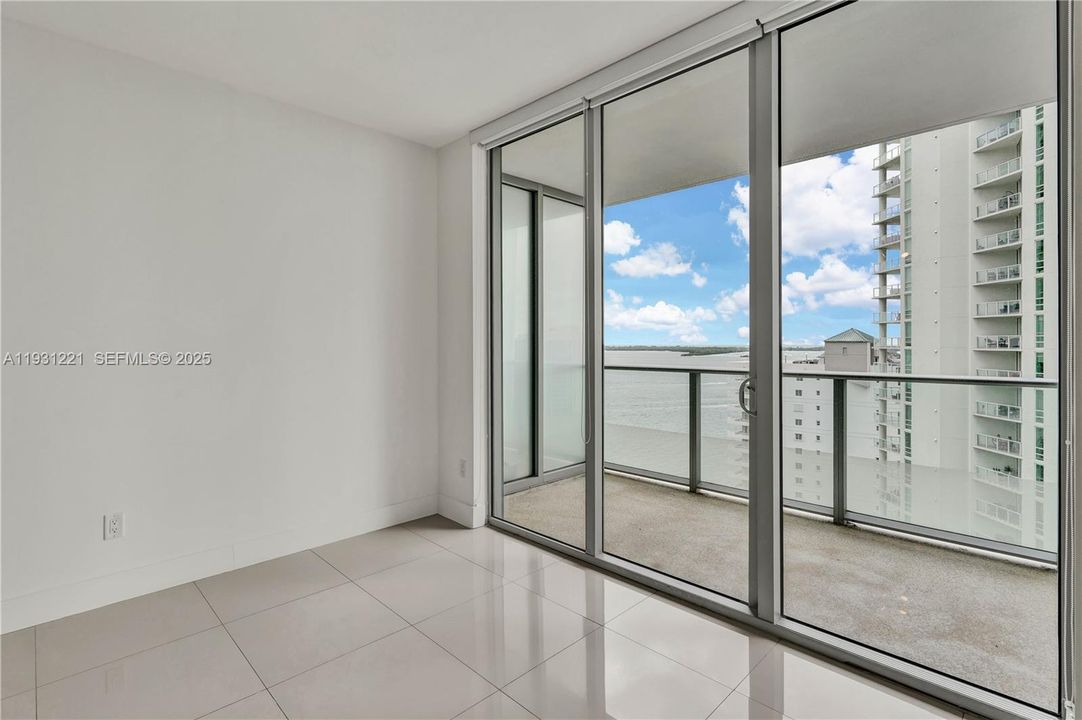 For Sale: $639,000 (1 beds, 1 baths, 701 Square Feet)