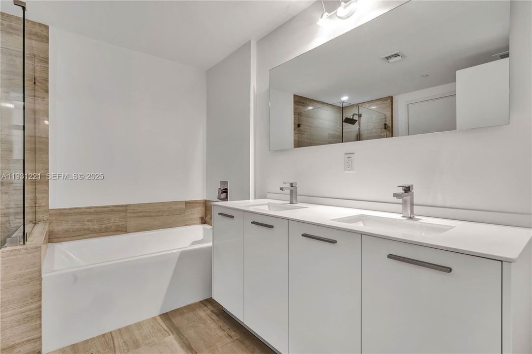 For Sale: $639,000 (1 beds, 1 baths, 701 Square Feet)