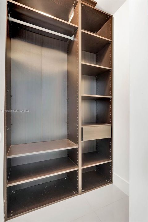 For Sale: $639,000 (1 beds, 1 baths, 701 Square Feet)