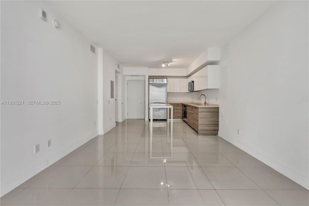 For Sale: $639,000 (1 beds, 1 baths, 701 Square Feet)