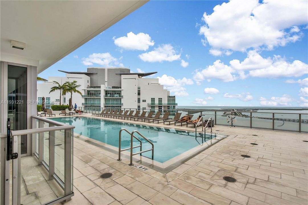 For Sale: $639,000 (1 beds, 1 baths, 701 Square Feet)