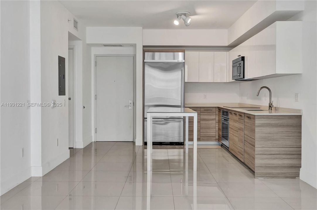 For Sale: $639,000 (1 beds, 1 baths, 701 Square Feet)