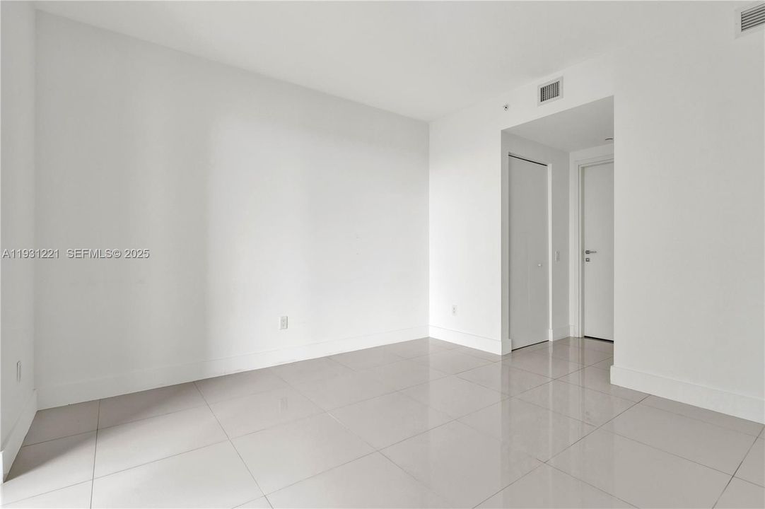 For Sale: $639,000 (1 beds, 1 baths, 701 Square Feet)