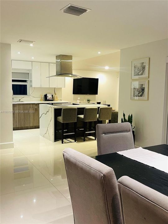 En Venta: $710,000 (3 camas, 2 baños, 2205 Pies cuadrados)