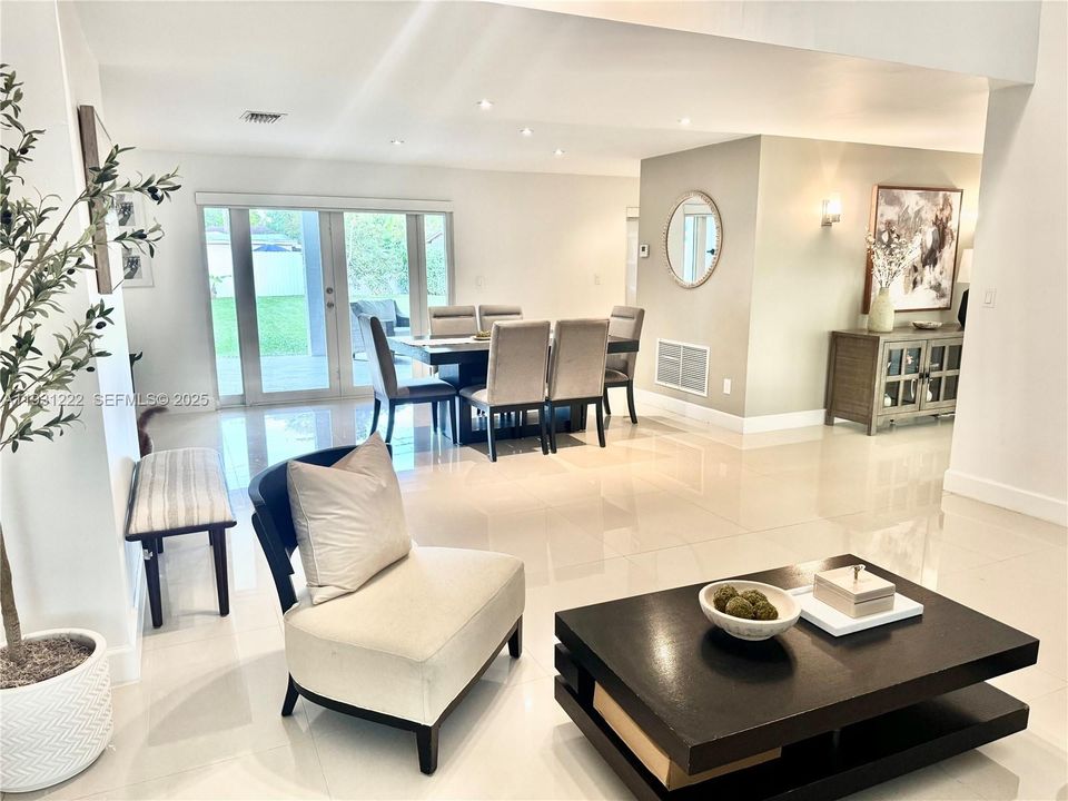 En Venta: $710,000 (3 camas, 2 baños, 2205 Pies cuadrados)