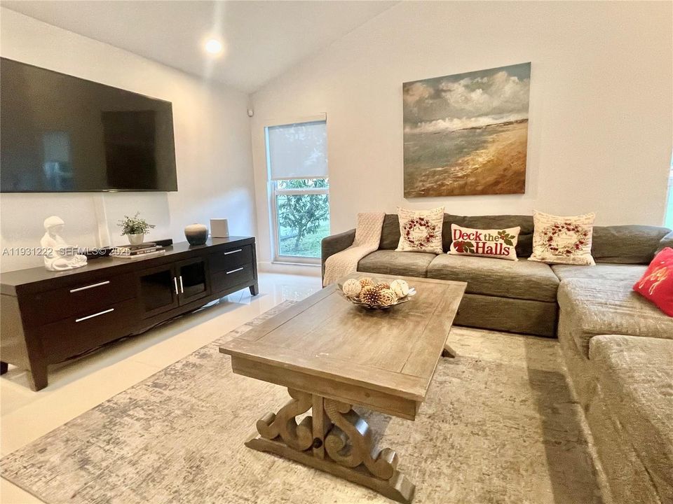 En Venta: $710,000 (3 camas, 2 baños, 2205 Pies cuadrados)