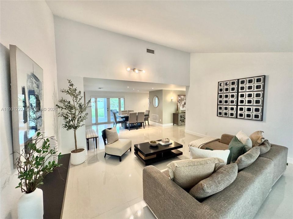 En Venta: $710,000 (3 camas, 2 baños, 2205 Pies cuadrados)