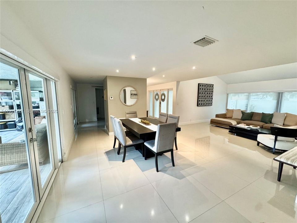 En Venta: $710,000 (3 camas, 2 baños, 2205 Pies cuadrados)