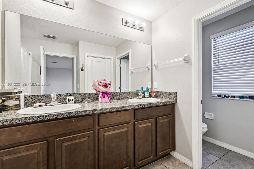 En Venta: $385,000 (6 camas, 3 baños, 2614 Pies cuadrados)