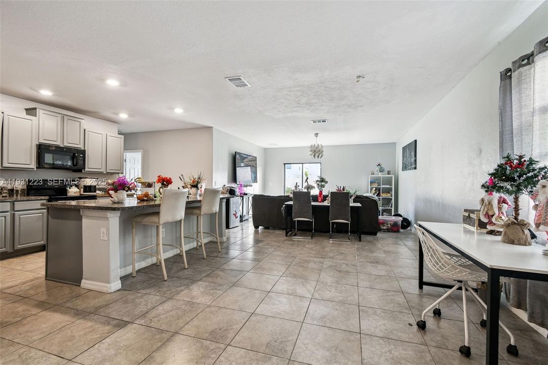 En Venta: $385,000 (6 camas, 3 baños, 2614 Pies cuadrados)