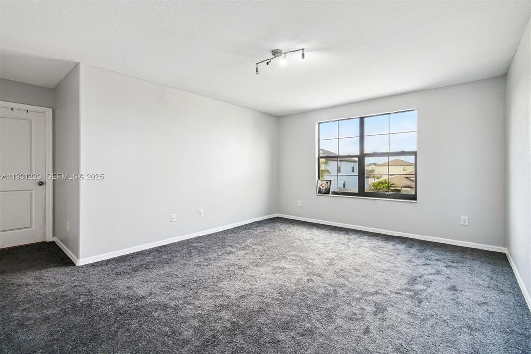 En Venta: $385,000 (6 camas, 3 baños, 2614 Pies cuadrados)