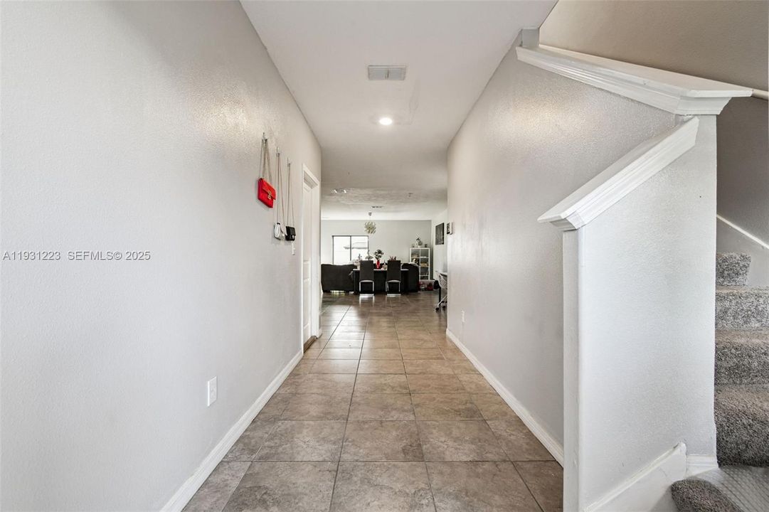 En Venta: $385,000 (6 camas, 3 baños, 2614 Pies cuadrados)