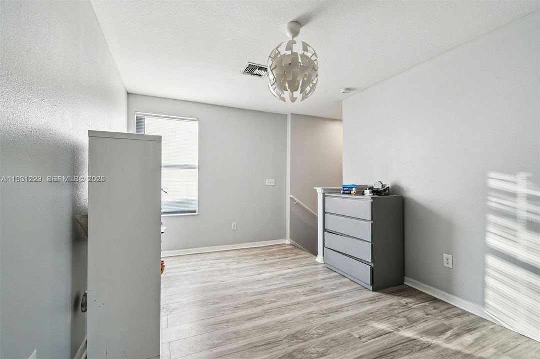 En Venta: $385,000 (6 camas, 3 baños, 2614 Pies cuadrados)