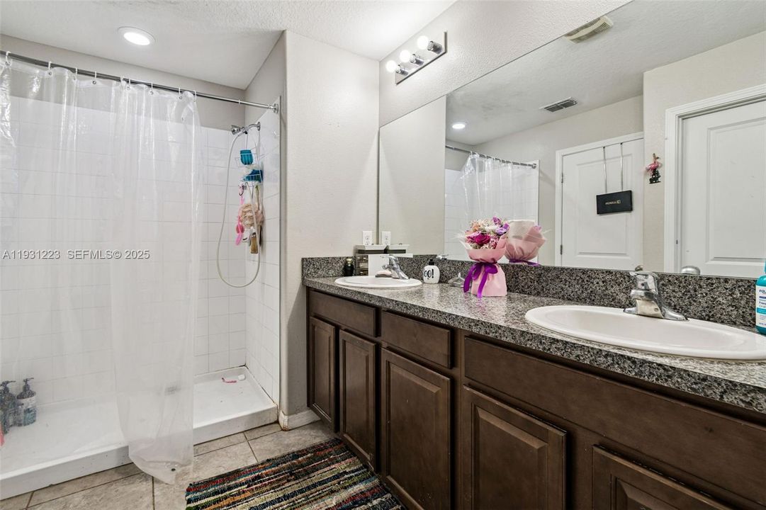 En Venta: $385,000 (6 camas, 3 baños, 2614 Pies cuadrados)