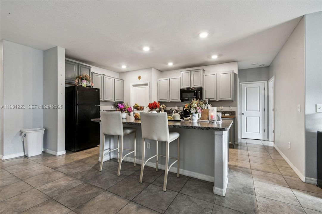 En Venta: $385,000 (6 camas, 3 baños, 2614 Pies cuadrados)