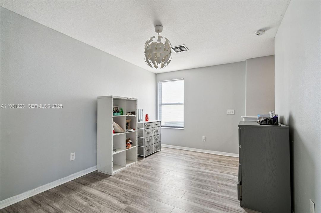 En Venta: $385,000 (6 camas, 3 baños, 2614 Pies cuadrados)