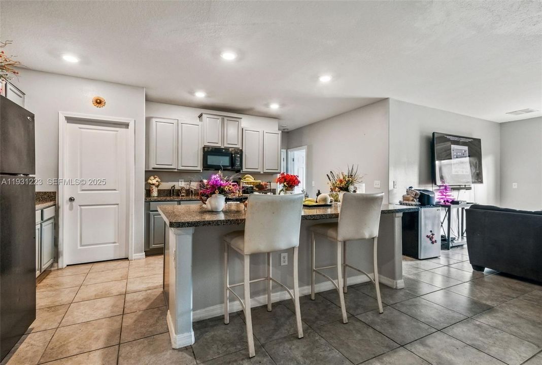 En Venta: $385,000 (6 camas, 3 baños, 2614 Pies cuadrados)